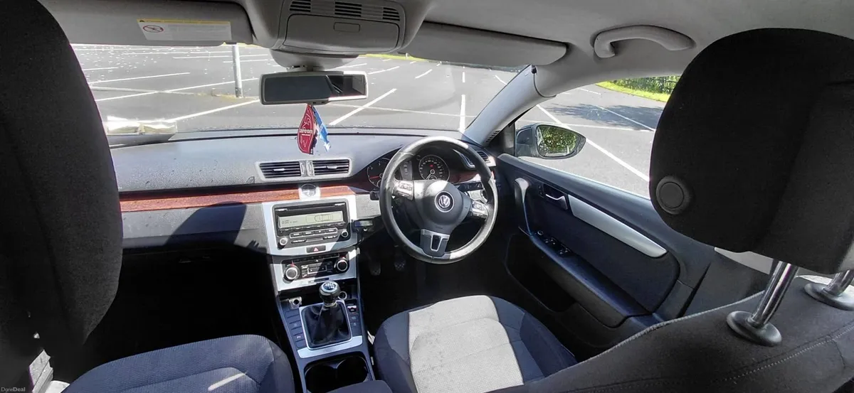 Volkswagen Passat 2011 - Image 2