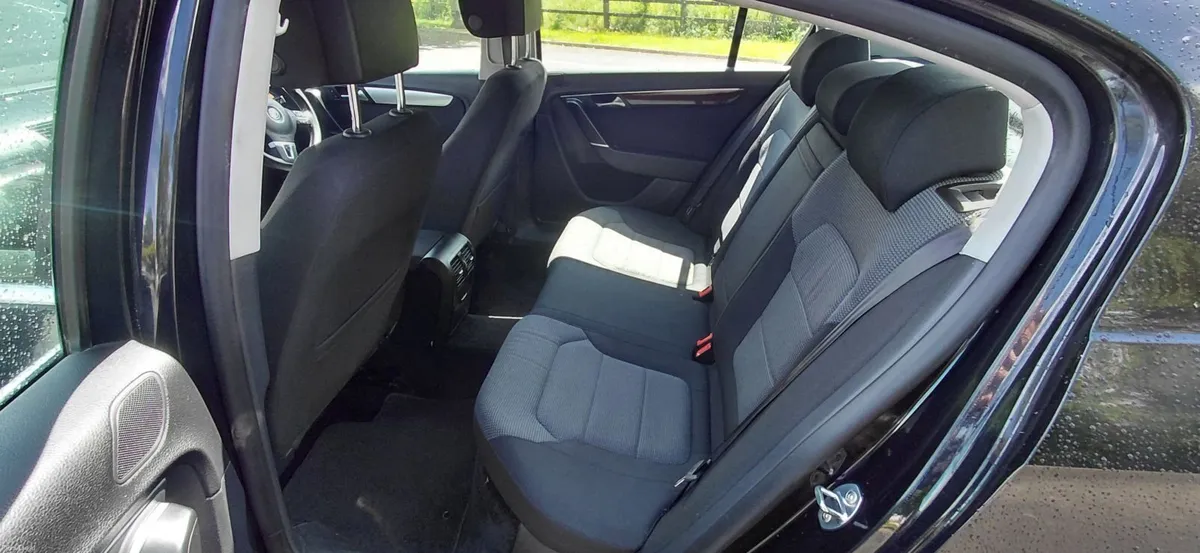 Volkswagen Passat 2011 - Image 3