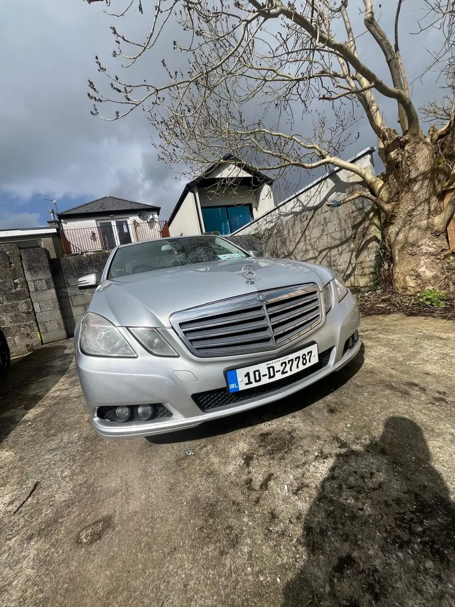 Mercedes E 200, automatic transmission, low mileag - Image 1