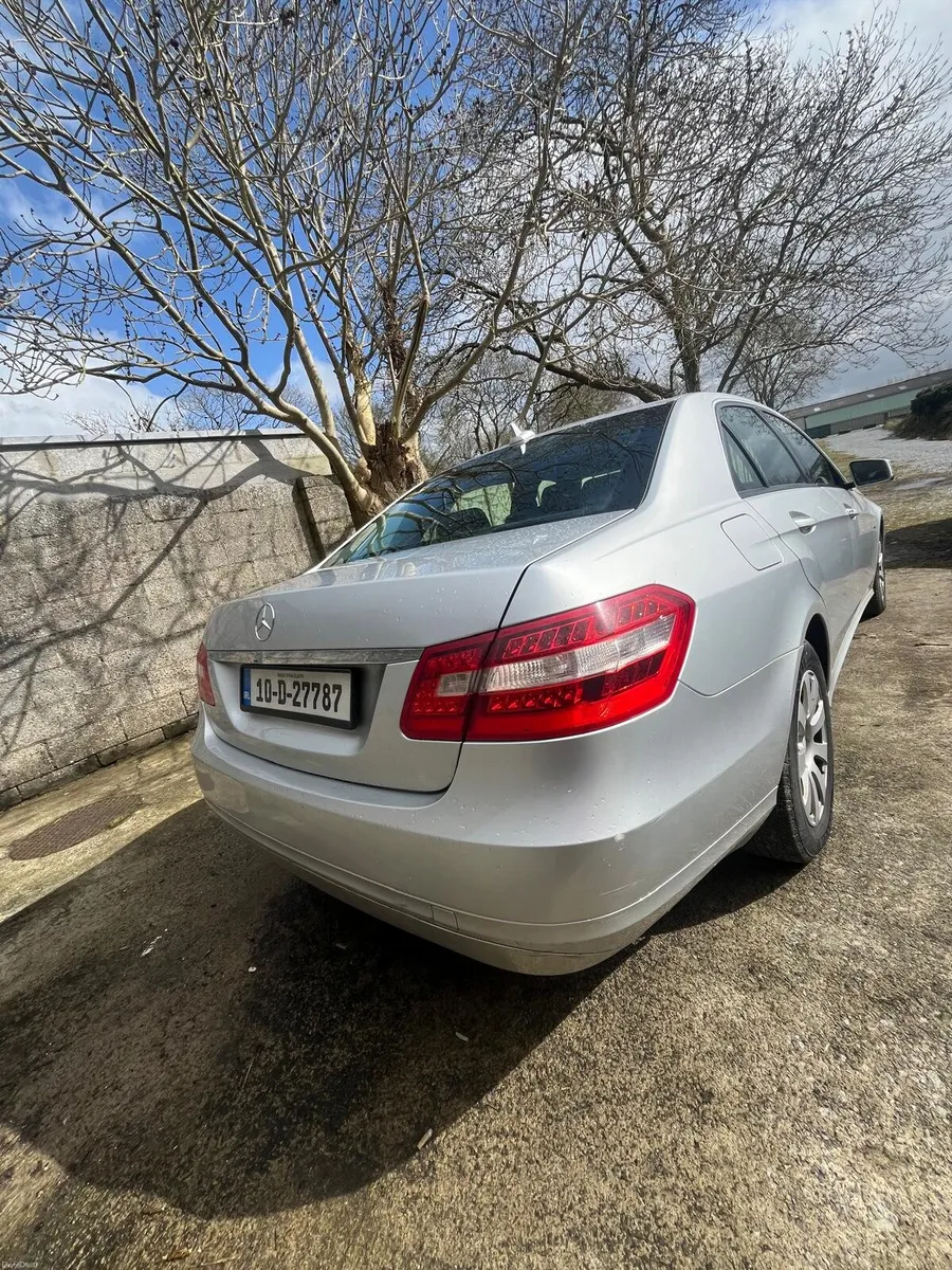 Mercedes E 200, automatic transmission, low mileag - Image 4
