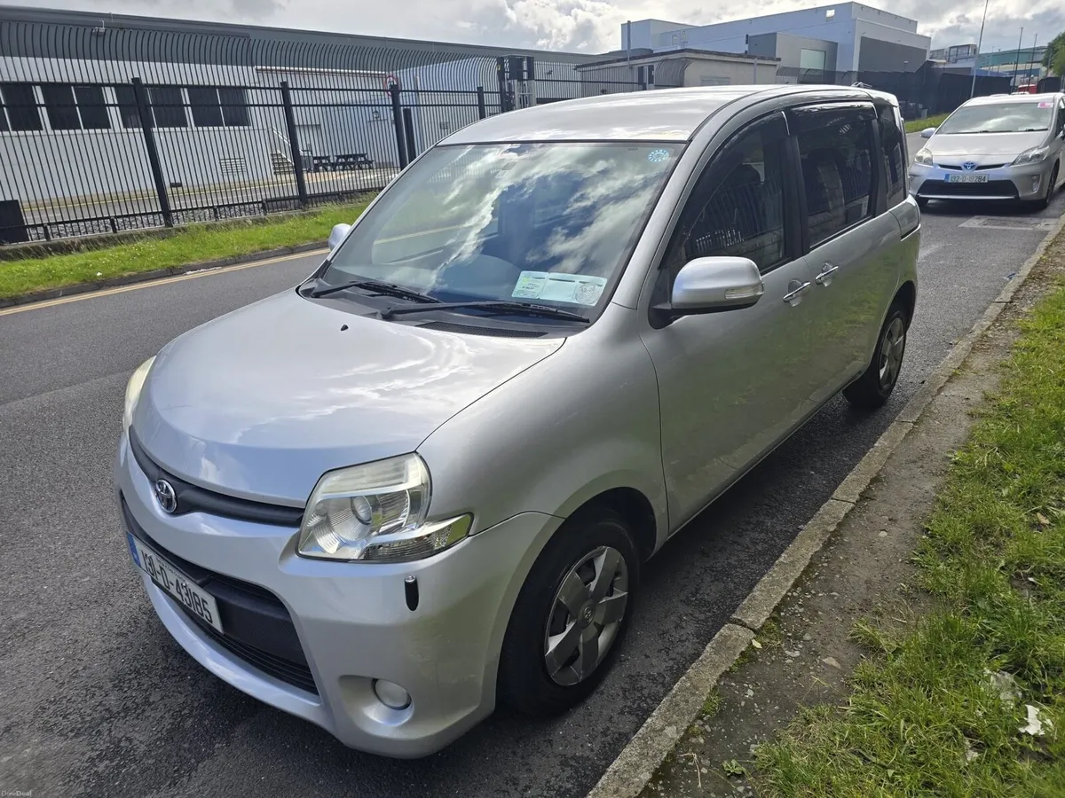 Low Mileage Automatic Toyota sienna 7 Seater 2013 - Image 2
