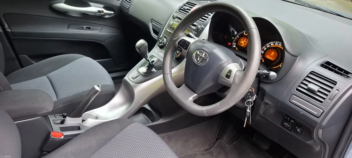 10 Toyota Auris , AUTOMATIC,   LOW KMS - Image 2