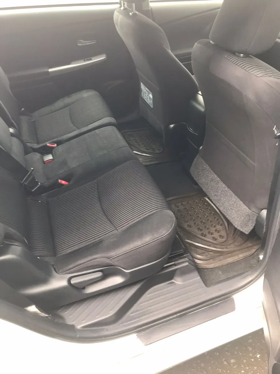 2016 Toyota Prius + - Image 4