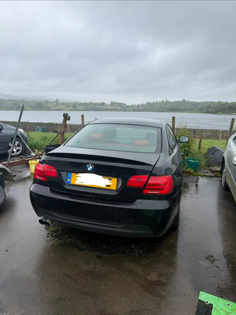 BMW 330d 2011 - Image 2