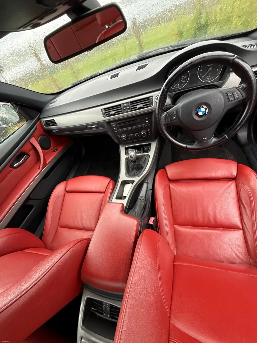 BMW 330d 2011 - Image 5