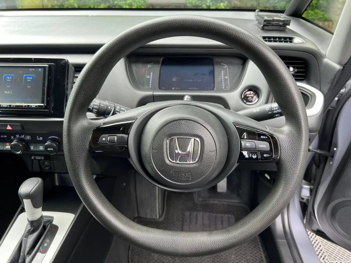Honda Fit 1.5 HYBRID // REVERSE CAMERA // DIGITAL - Image 4