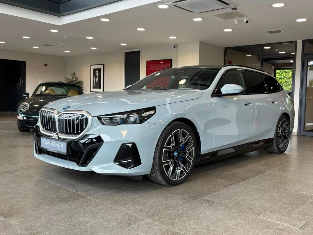 BMW i5 TOURING EDRIVE40 M SPORT **PAN ROOF & TECH - Image 3