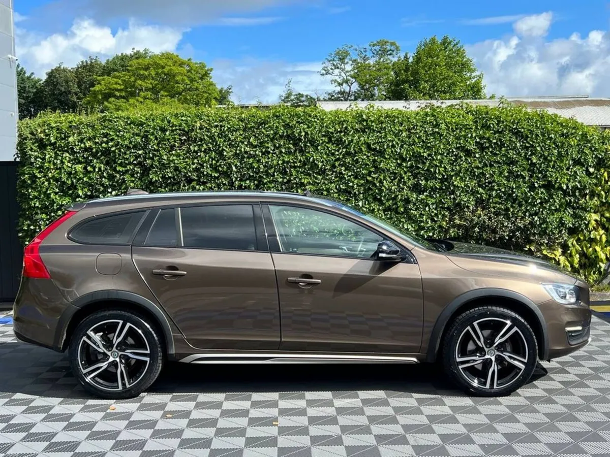 Volvo V60 CROSSCOUNTRY 2.0 D AUTO // FULL SERVICE - Image 3