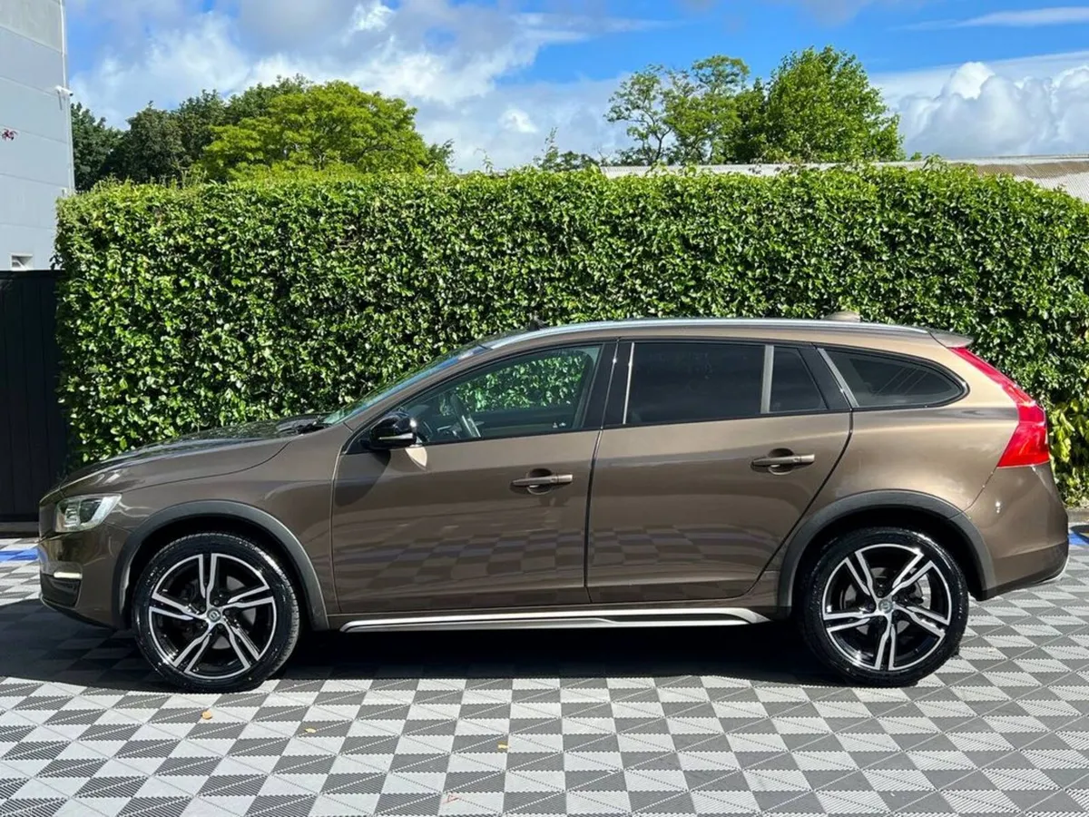 Volvo V60 CROSSCOUNTRY 2.0 D AUTO // FULL SERVICE - Image 4