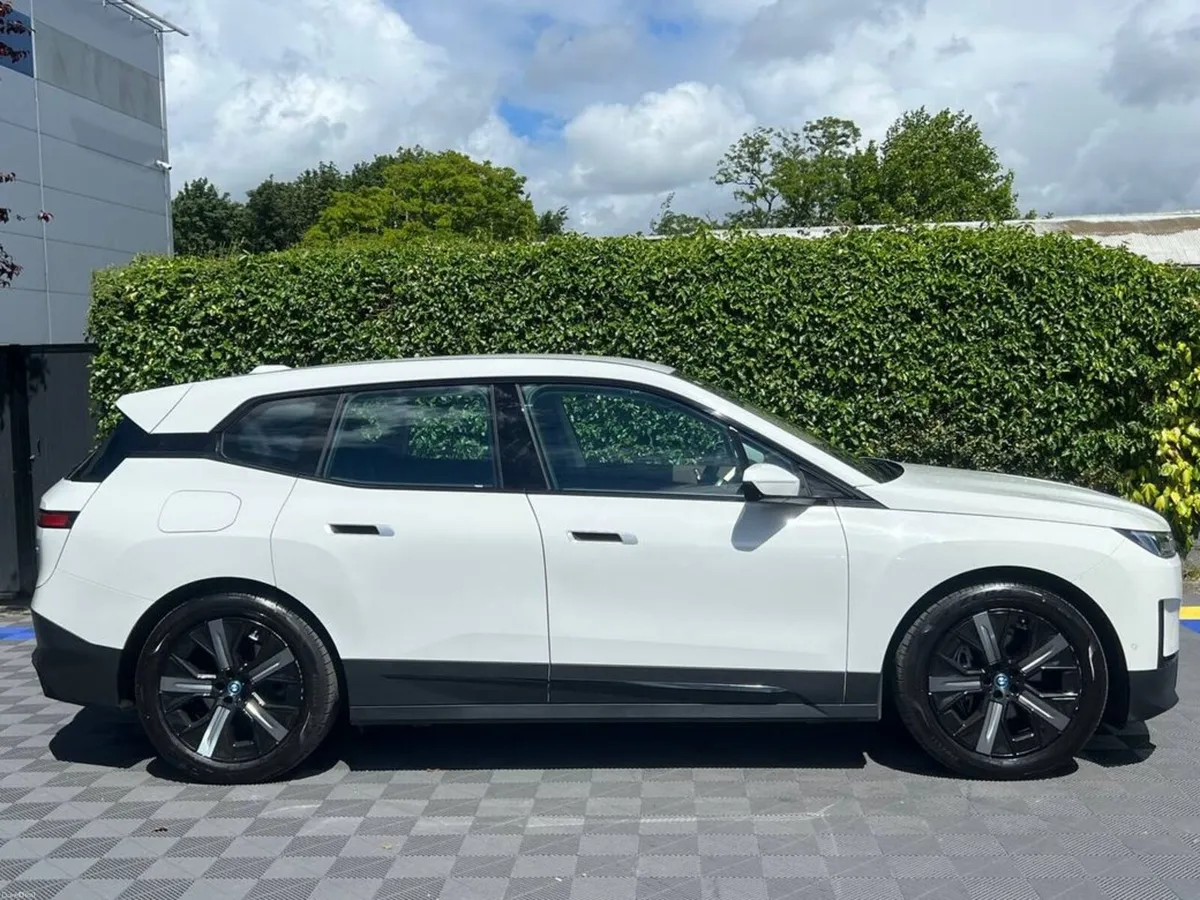 BMW iX SPORT XDRIVE40 76.6KWH ** HIGH SPEC ** // L - Image 2
