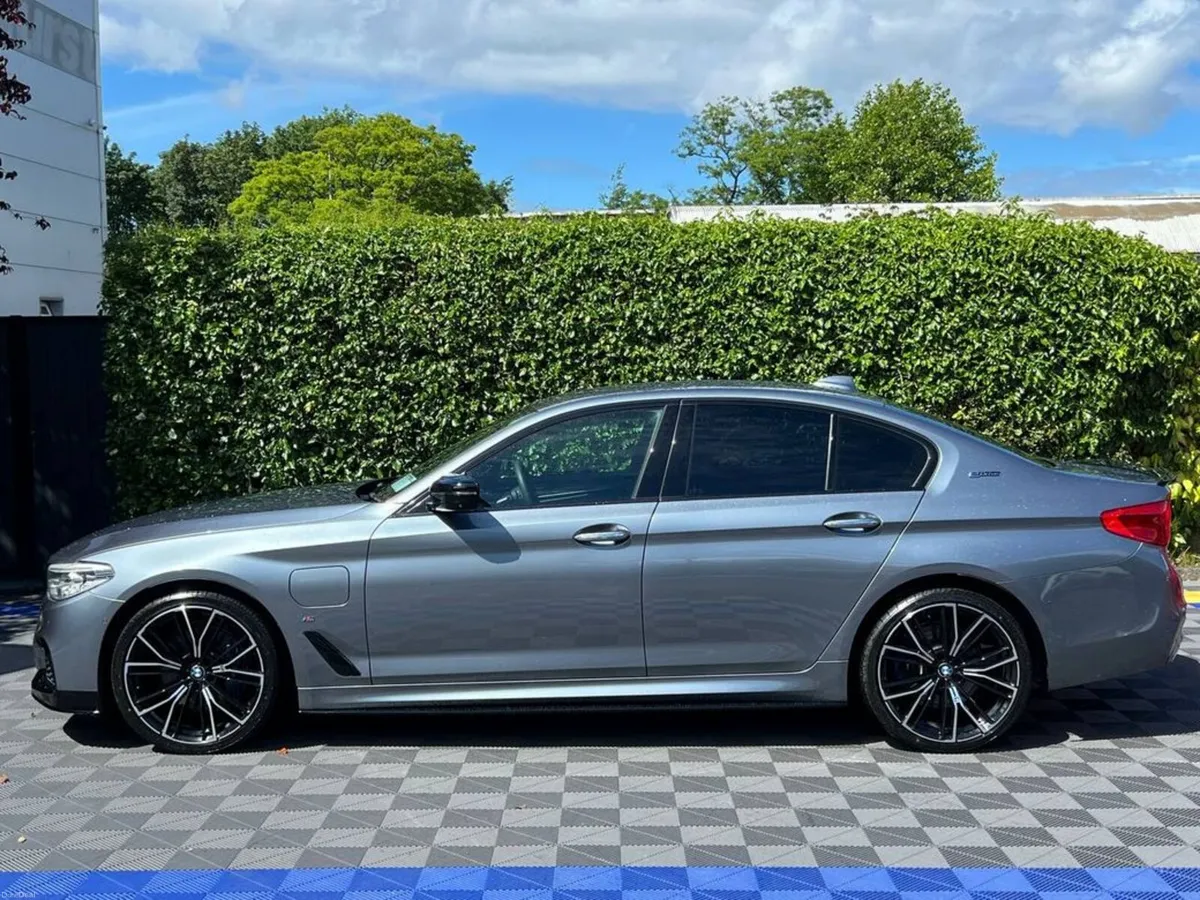BMW 5-Series 530e M-SPORT COMPETITION 2.0 HYBRID / - Image 3
