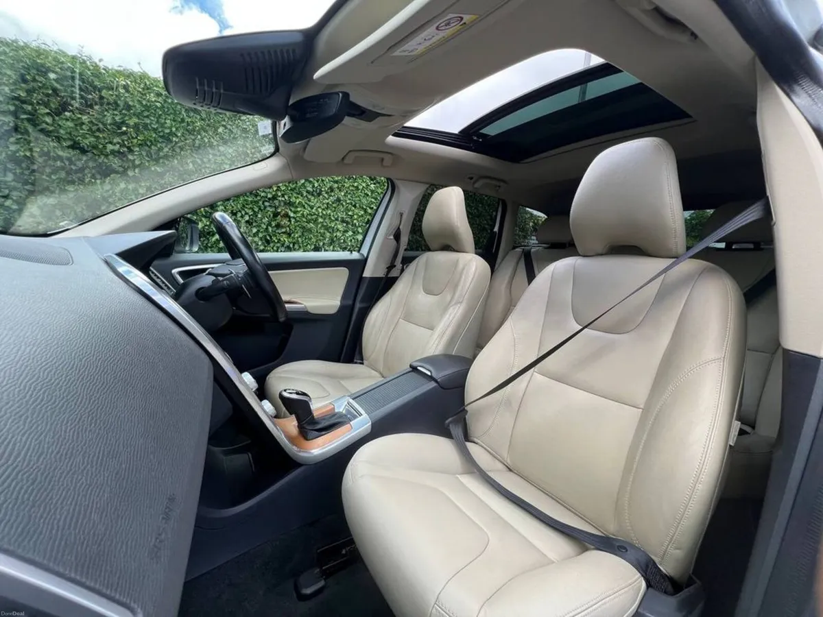 Volvo XC60 D4 CLASSIC 2.0 D AUTO // OPENING PAN RO - Image 2