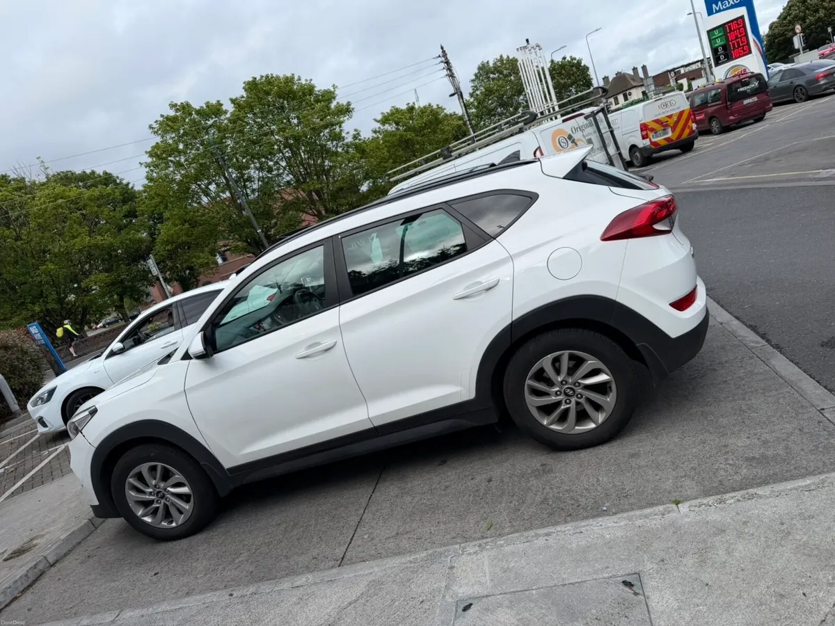 2016 Hyundai Tucson high spec / sunroof. Low miles - Image 3