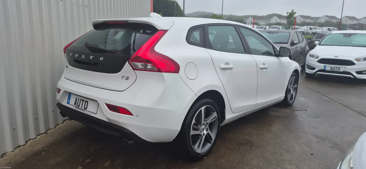Volvo V40 automatic r-design 1.5t petrol low kms - Image 6