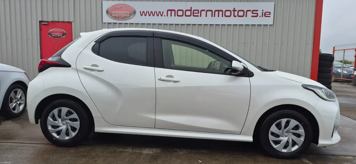 Toyota Yaris automatic hybrid/petrol 1.5hev low km - Image 4