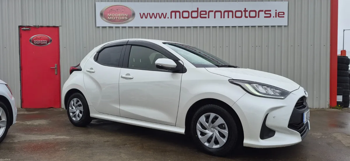 Toyota Yaris automatic hybrid/petrol 1.5hev low km - Image 2