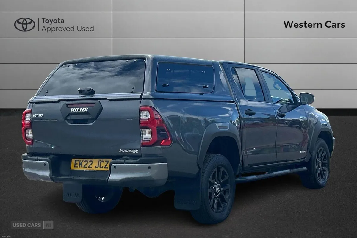 Toyota Hilux 2.8 D-4D Invincible X Auto 4WD Euro 6 - Image 2