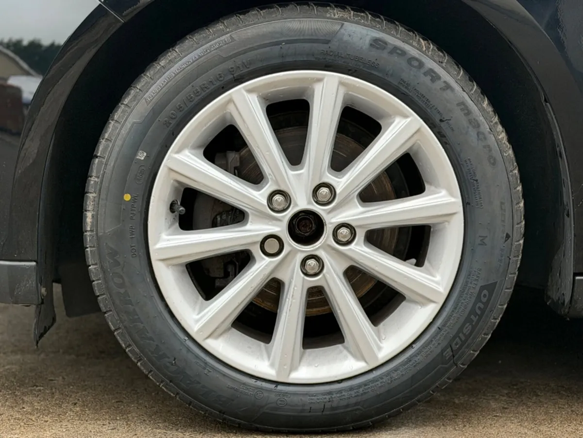 Ford Focus TITANIUM Excellent Condition - Image 5
