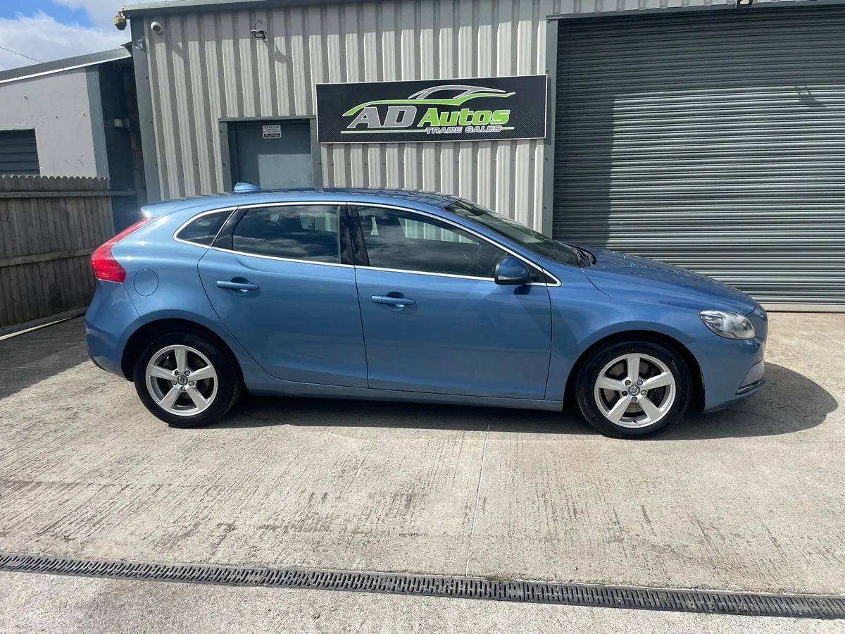 Volvo v40 AUTOMATIC - Image 4