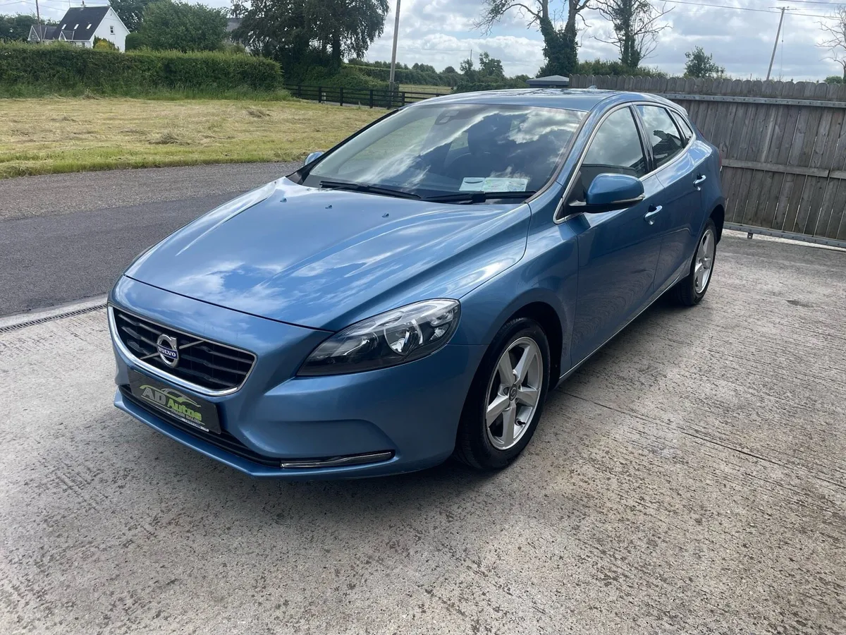 Volvo v40 AUTOMATIC - Image 2
