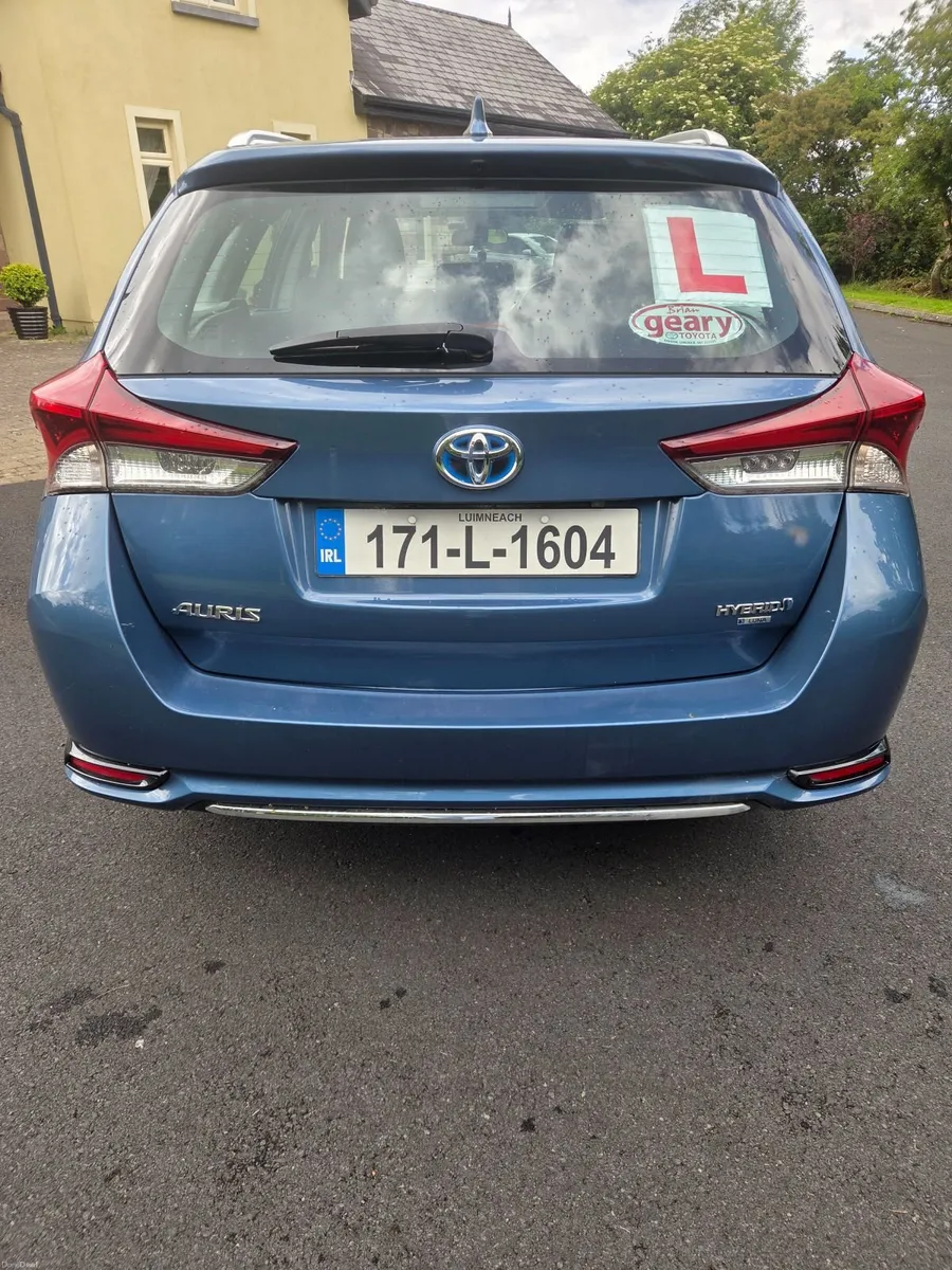 Toyota Auris Hybrid Luna Touring Sport - Image 4
