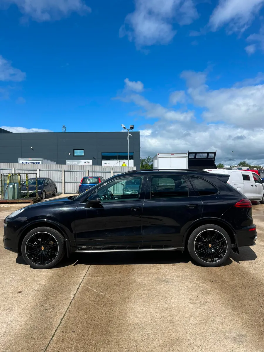 2016 Porsche Cayenne V6 Tiptronic S - Image 5
