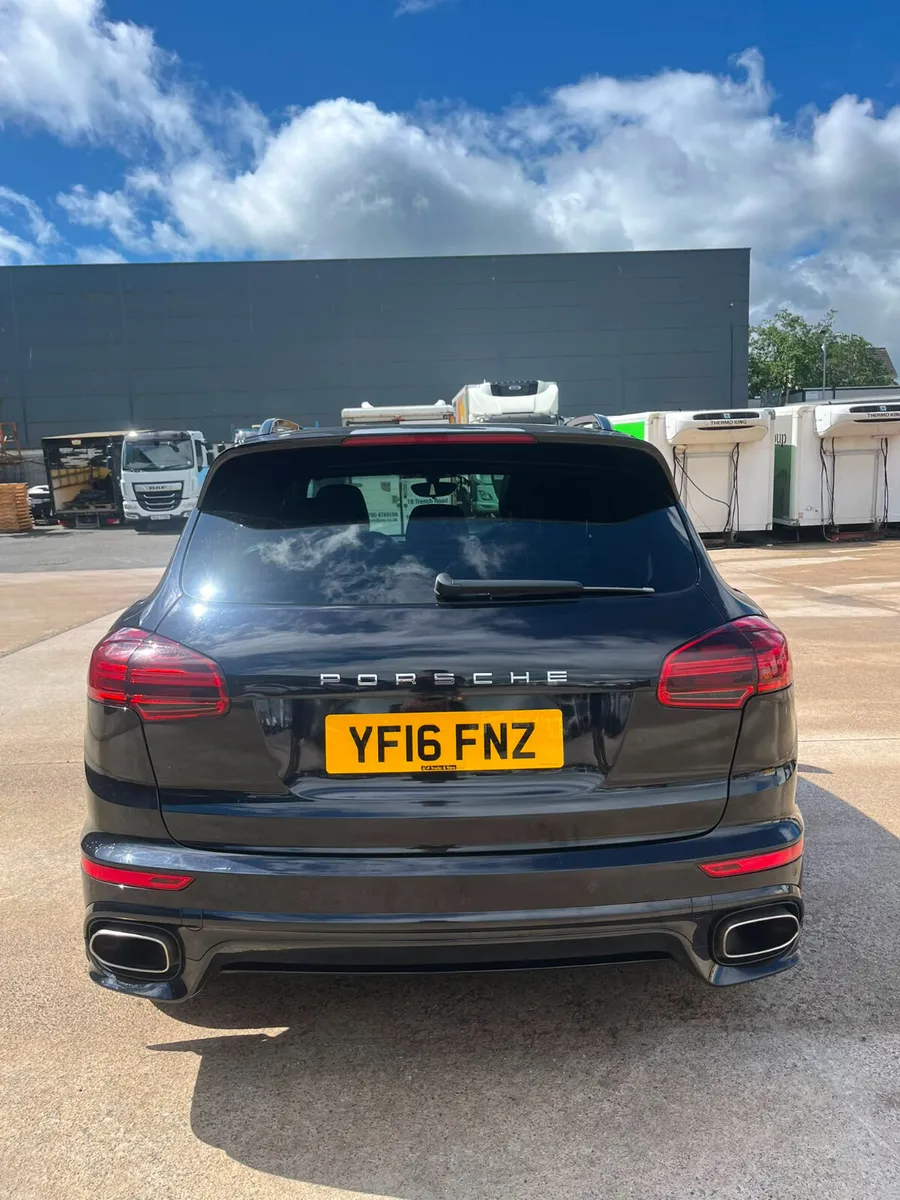 2016 Porsche Cayenne V6 Tiptronic S - Image 3