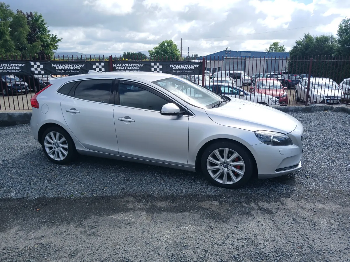 AUTOMATIC Volvo V40 2015 1.6 PETROL - Image 2