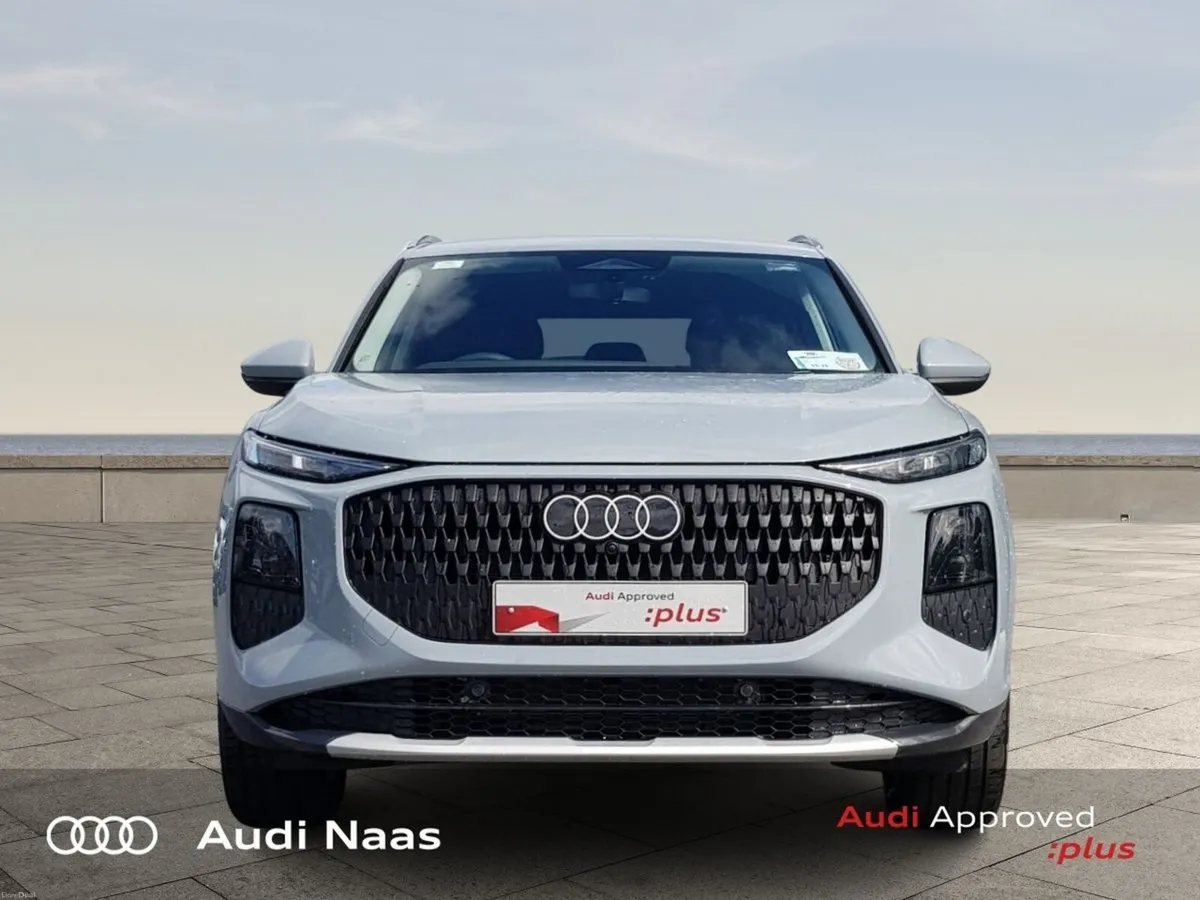 Audi Q3 SUV E-HYBRID 270HP S-T SE - Image 3