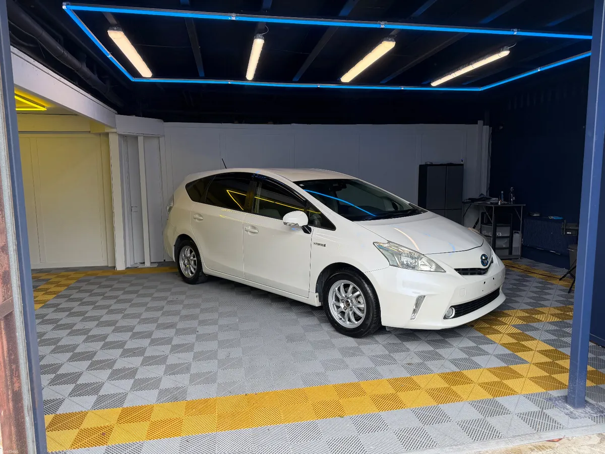 Toyota Prius Alpha Hybrid Low km - Image 5