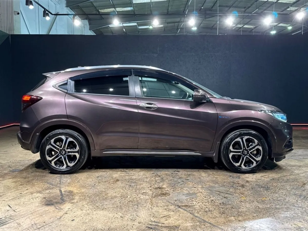 Honda Vezel 1.5 HYBRID AUTOMATIC - BLACK HALF LEAT - Image 3
