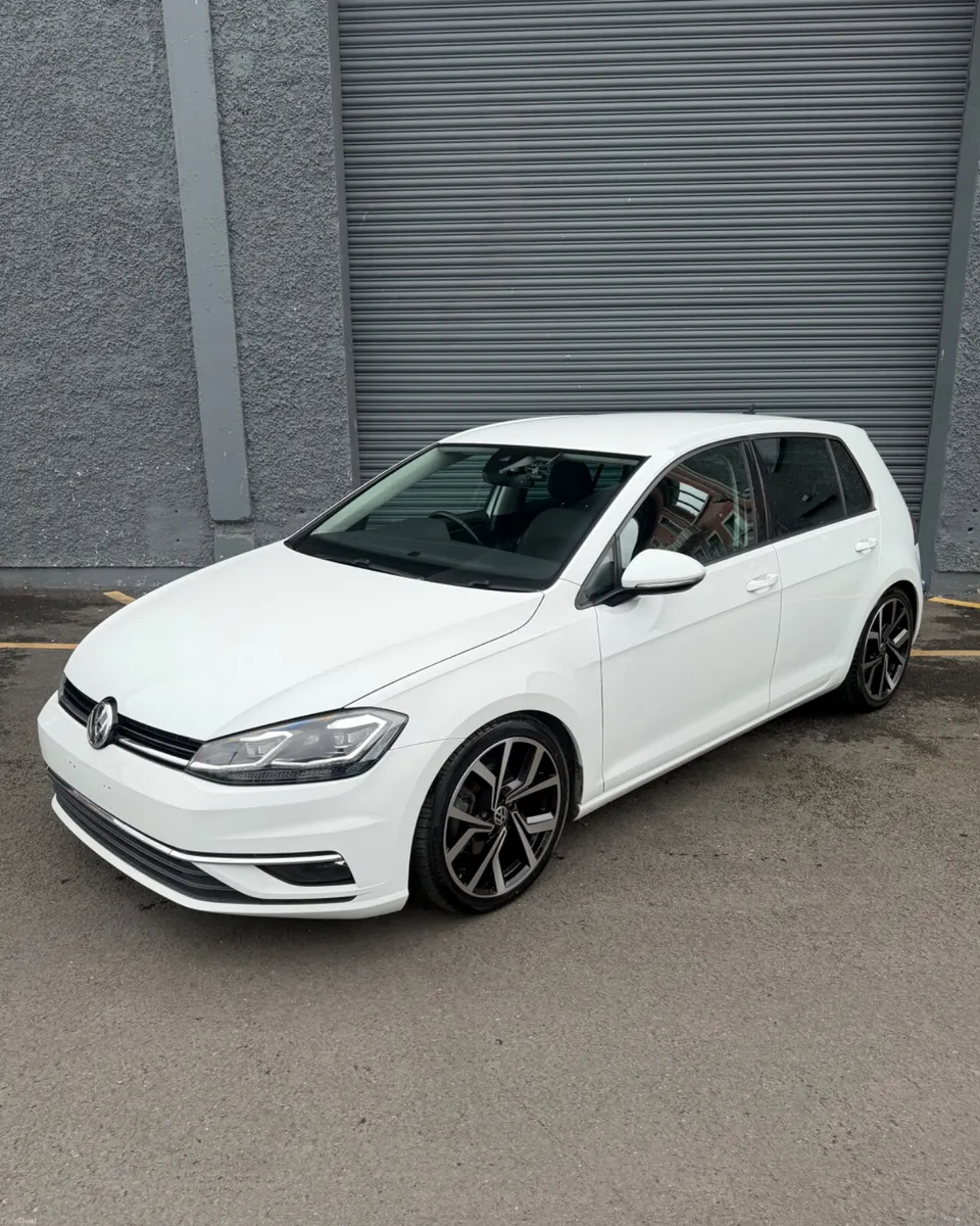 Volkswagen Golf 2017 MK7.5 HIGHLINE VIRTUAL - Image 4