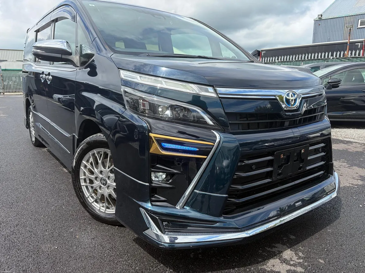 2021 212 Toyota Voxy 1.8 hybrid Automatic 7 Seater - Image 2