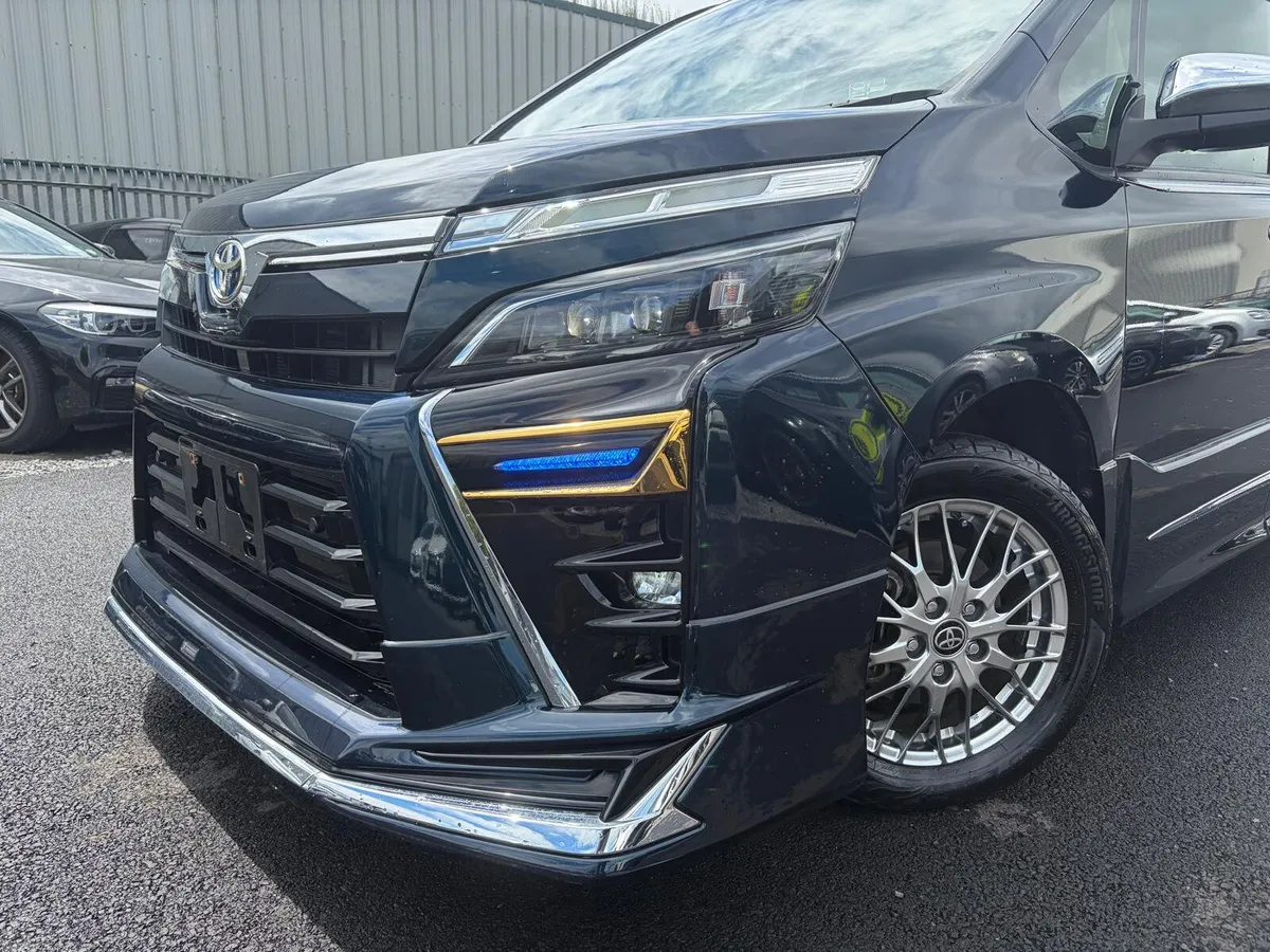 2021 212 Toyota Voxy 1.8 hybrid Automatic 7 Seater - Image 3