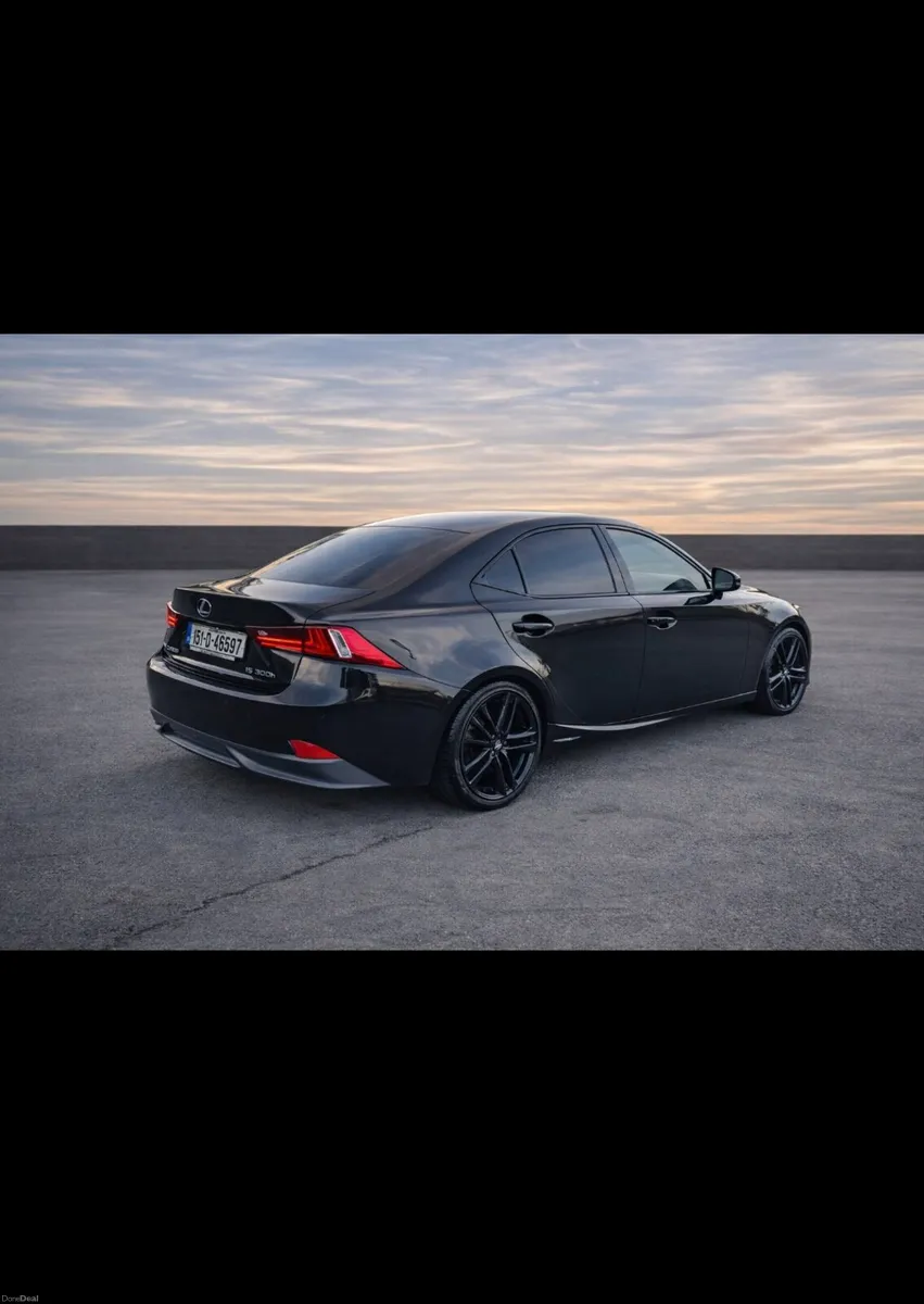 LEXUS IS300H EXECUTIVE - Image 3