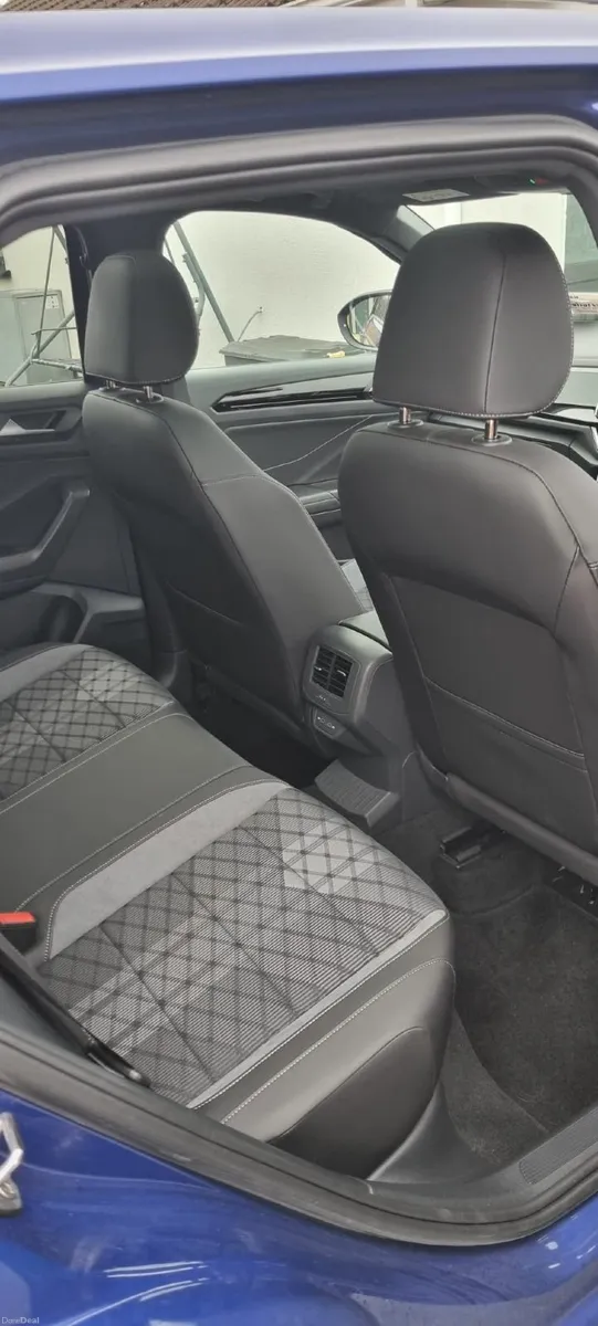 Volkswagen T-Roc 2023 - Image 2
