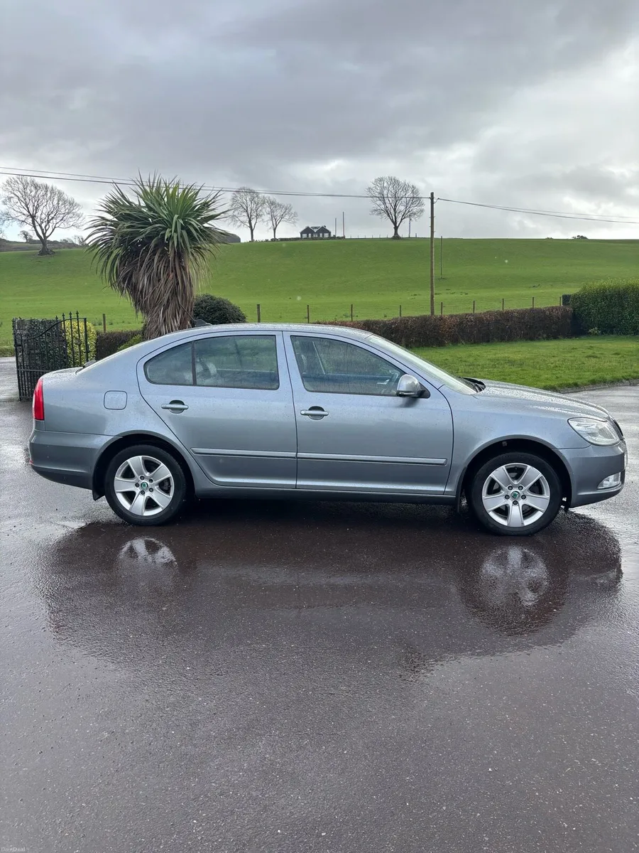 2013 Skoda Superb (only 100,000km) - Image 2