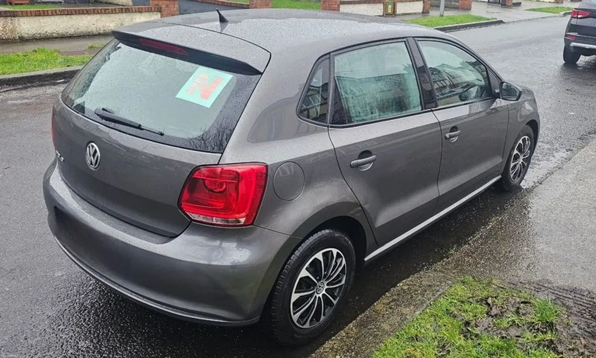 2010 Volkswagen Polo - Image 2