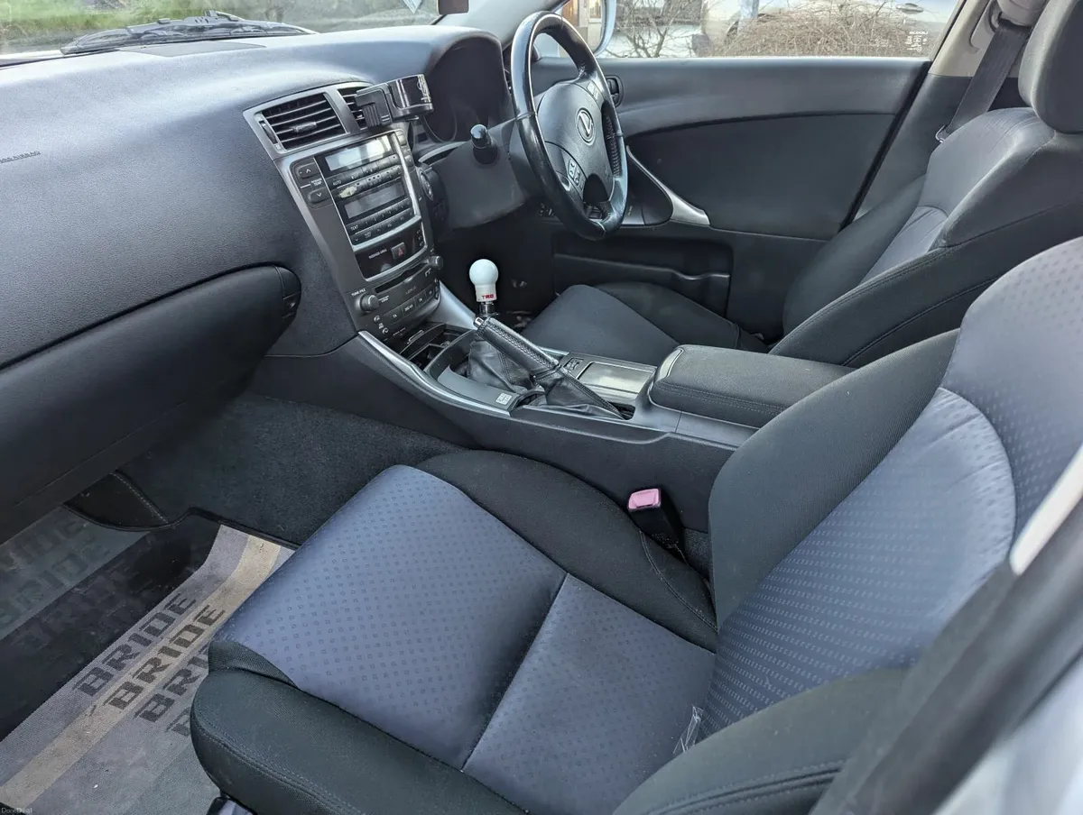 Lexus IS250 Manual - Image 3