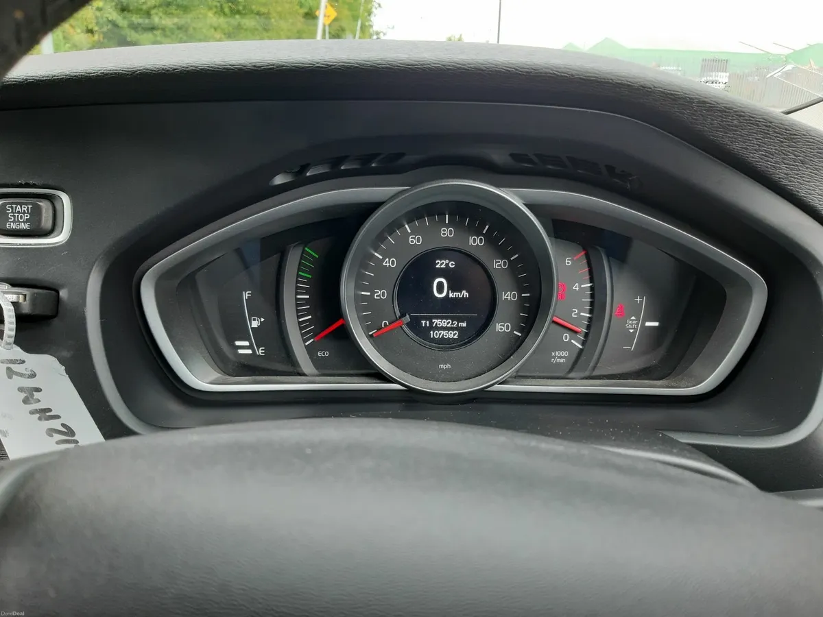 Volvo V40 2012 - Image 2