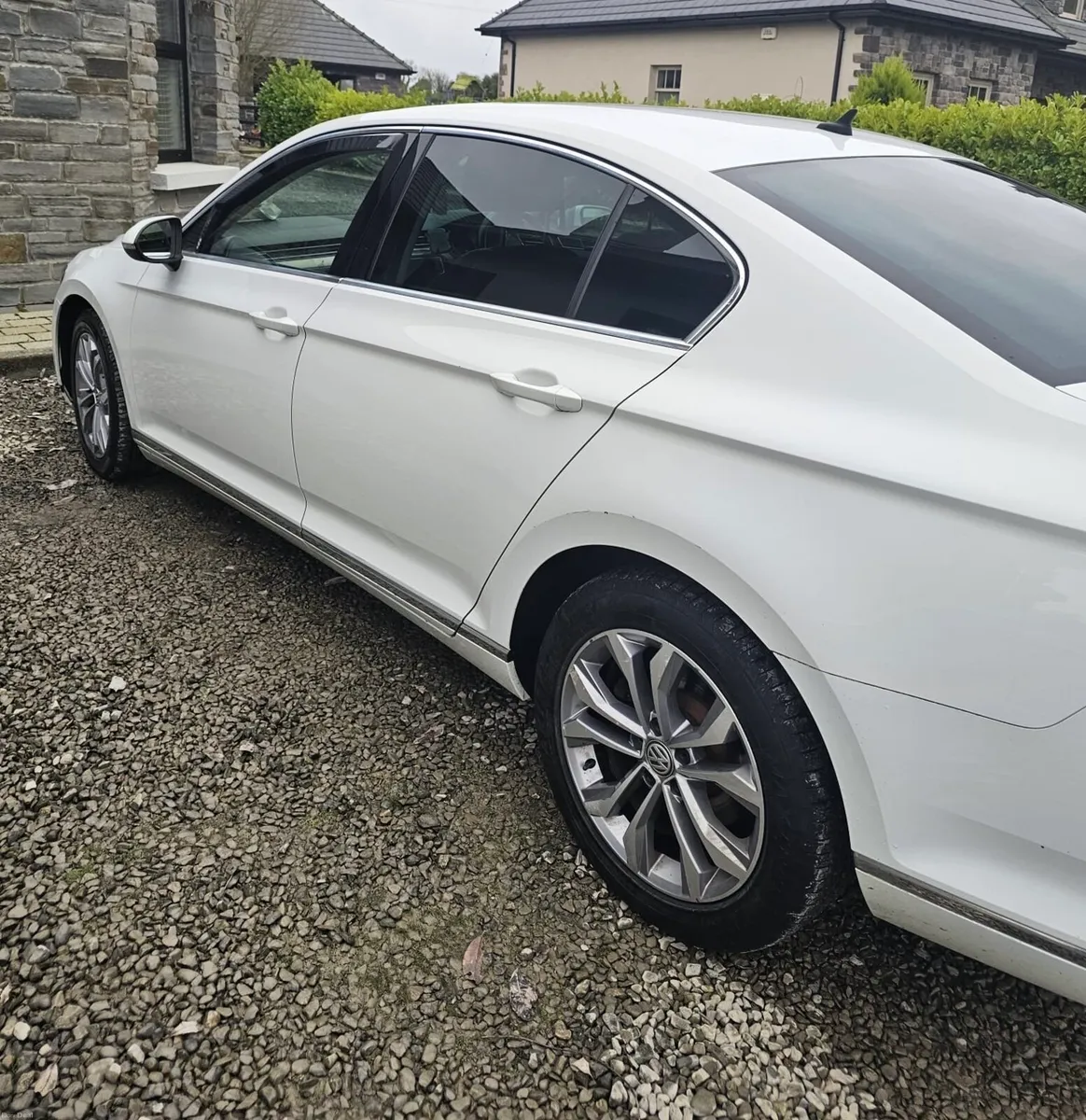 Volkswagen Passat - Image 2