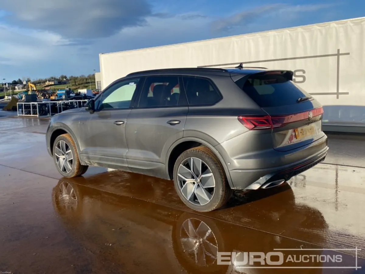 2025 Volkswagen Touareg - Image 3