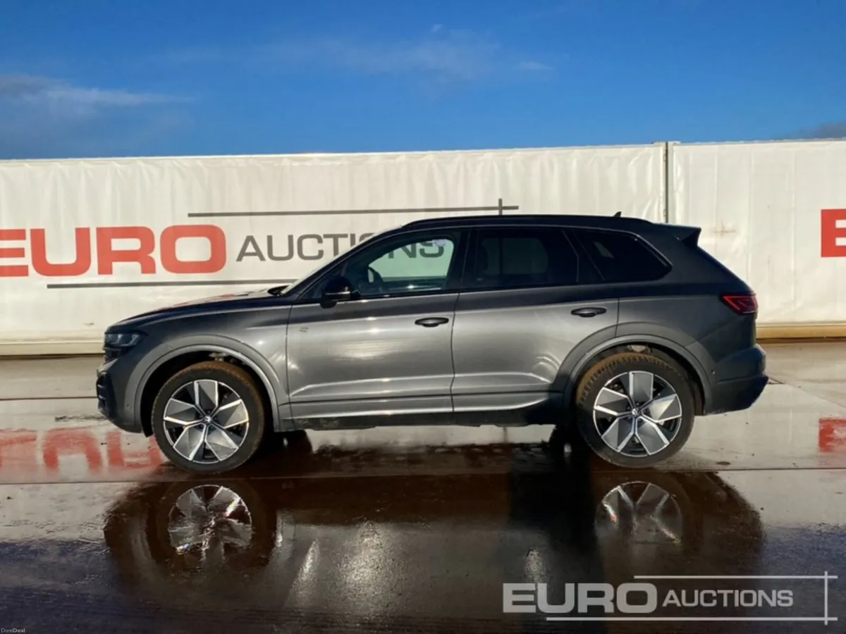 2025 Volkswagen Touareg - Image 2