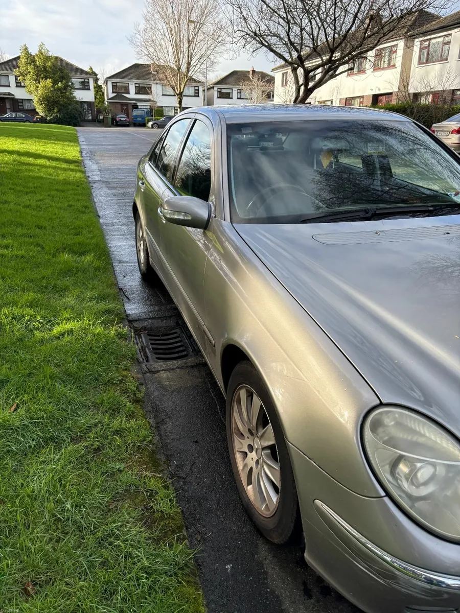 Mercedes-Benz E-Class 2005 - Image 2