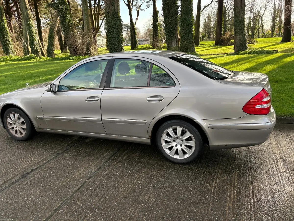 Mercedes-Benz E-Class 2005 - Image 3