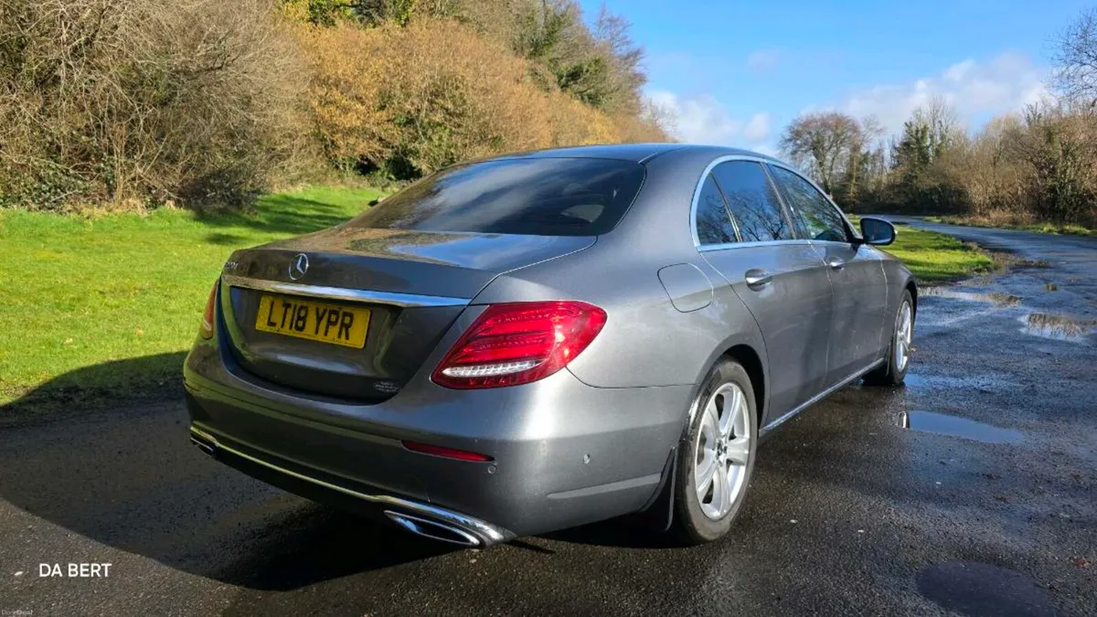 MERCEDES BENZ  E220D - Image 4