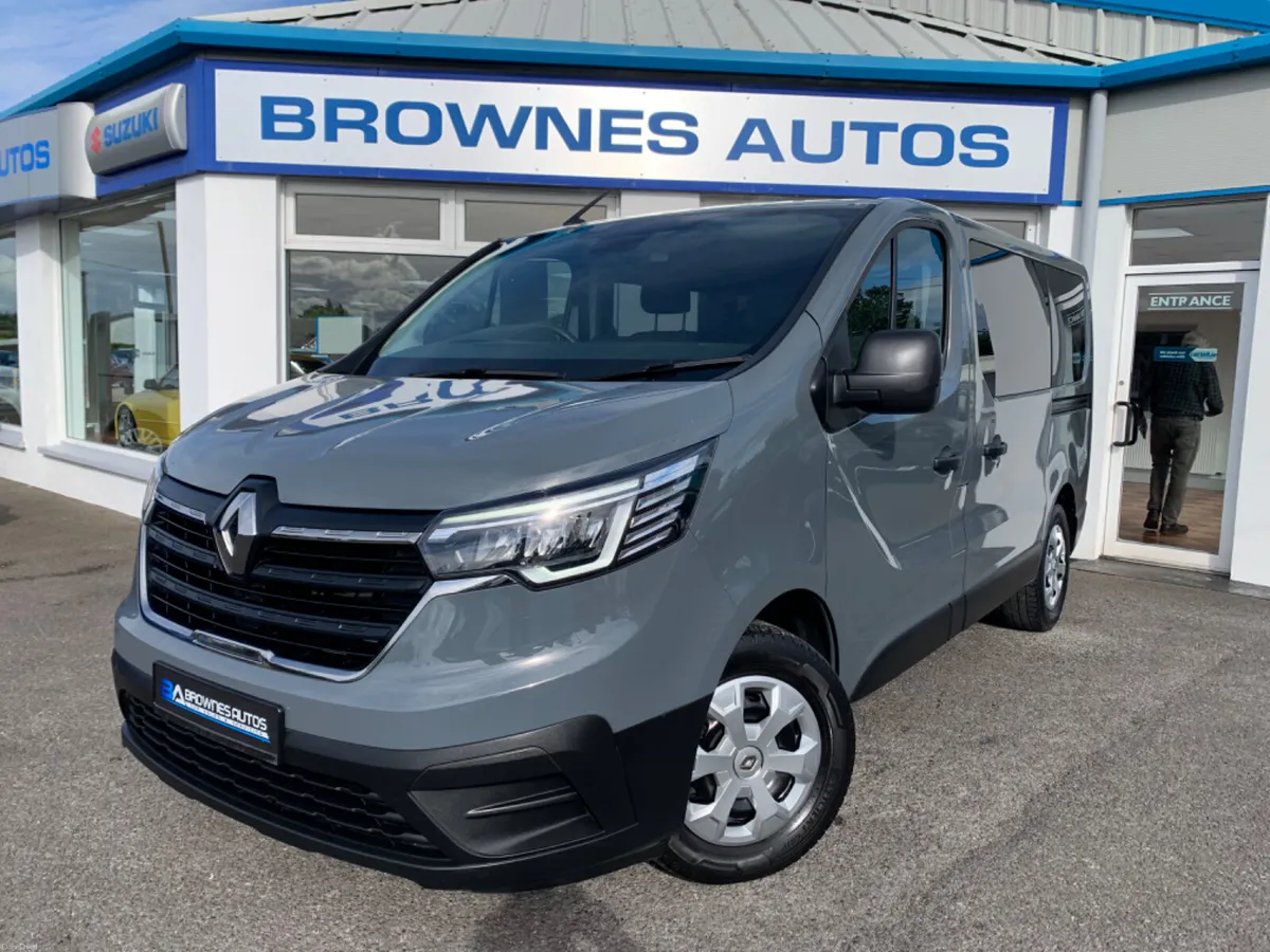 2023 Renault Traffic 9 Seater bus Automatic - Image 1