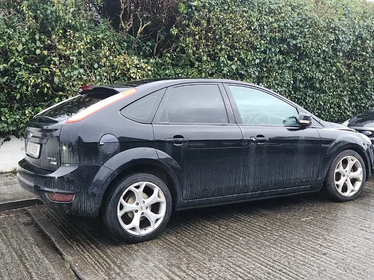 Ford Focus 2010 - Image 2