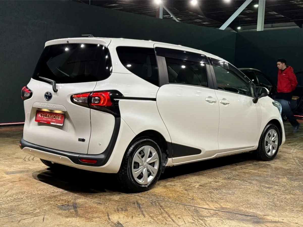 Toyota Sienta 1.5 HYBRID - 7 SEATER - CRUISE CONTR - Image 4