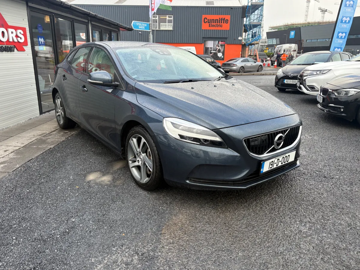 2019 VOLVO V40 D4 MOMENTUM - Image 2